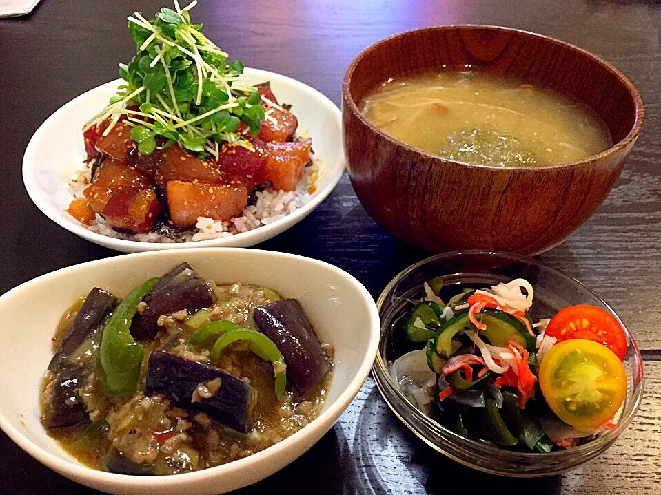 Snapdishの料理写真:⭐️海鮮ユッケ丼 ⭐️なめこと豆腐の味噌汁 ⭐️麻婆茄子 ⭐️カニカマとわかめの酢の物|よっちぃさん