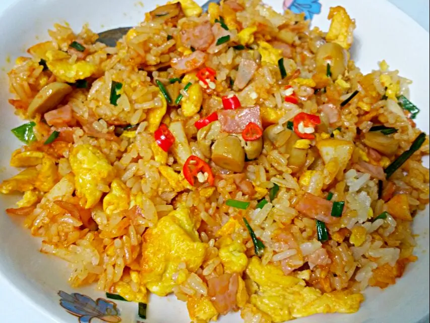 Samba fried rice (egg ham fishcake button mushroom  spring onion lime)|🌷lynnlicious🌷さん