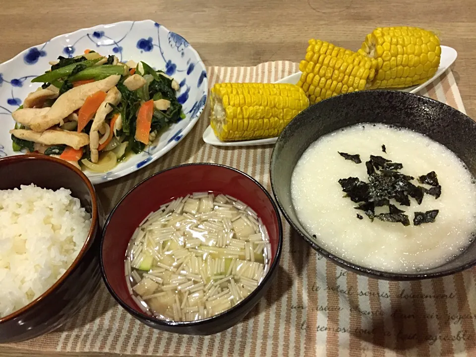 ツルムラサキと胸肉のニンニク炒め・とろろ・とうもろこし・えのきモヤシとズッキーニ味噌汁|まーままさん