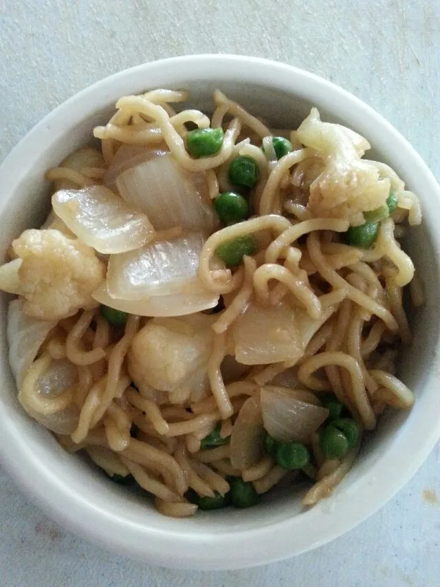 kicked up teriyaki noodles with cauliflower, onions, and peas.|Polly Gelfusoさん