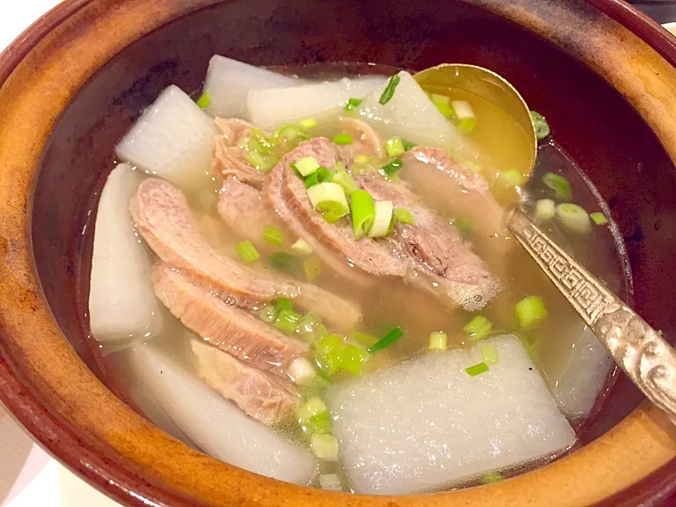 Poached beef briskets with sliced turnips in clear broth|Sky Blueさん