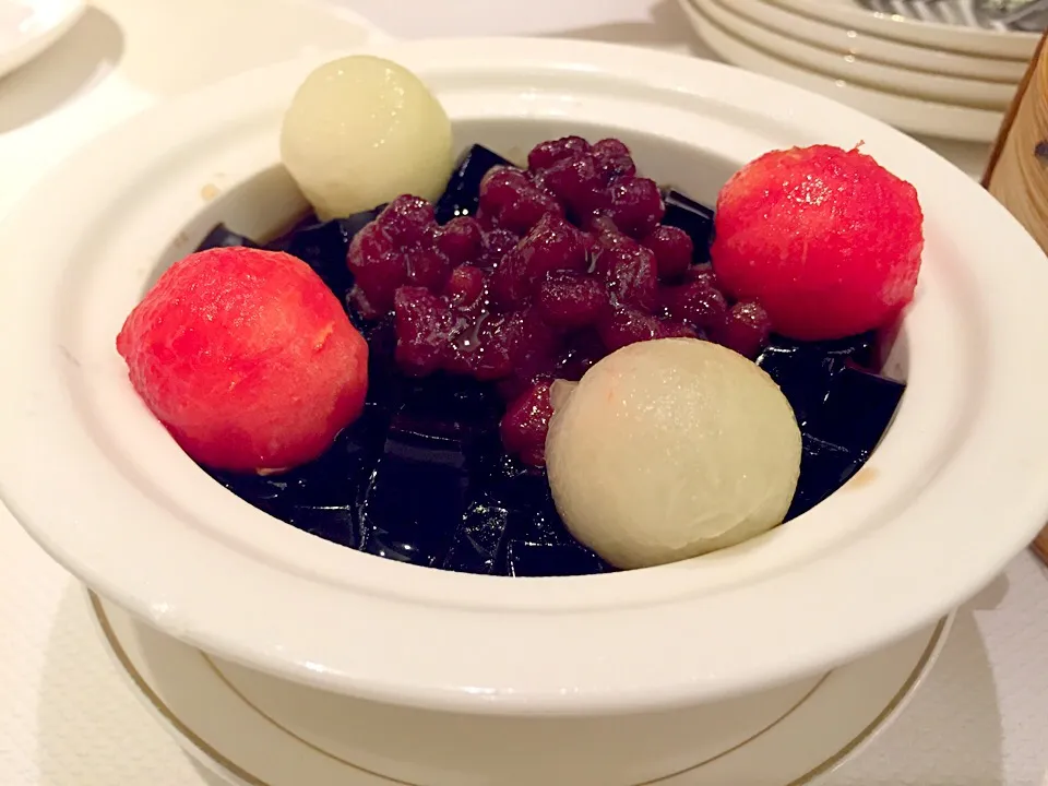 Chilled grass jelly with fruits, red beans & honey syrup|Sky Blueさん