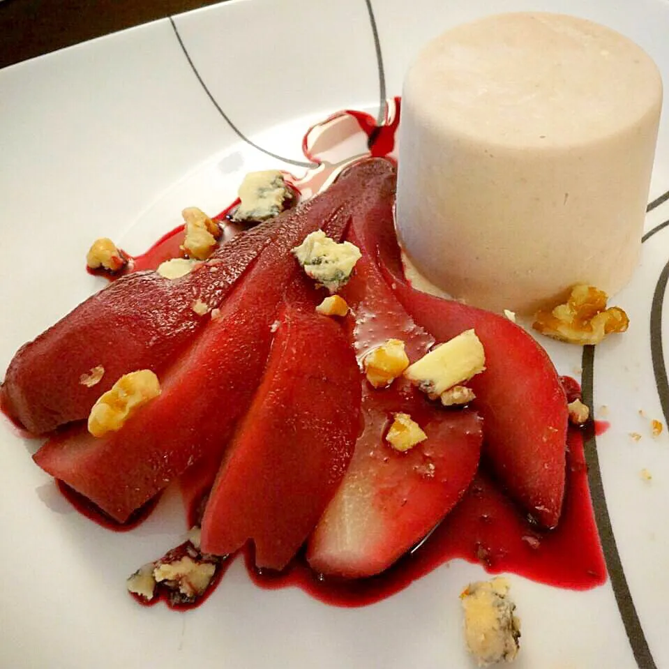 Red wine pear with chestnut mousse Gorgonzola and walnuts|John Liさん