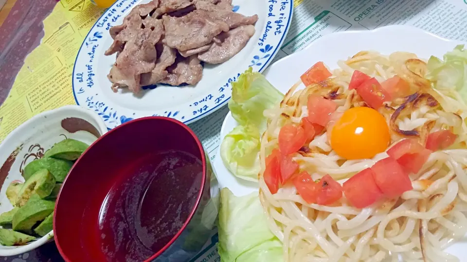 カリカリうどんのつけ麺☆アボカド☆肉炒め|みぽりんさん