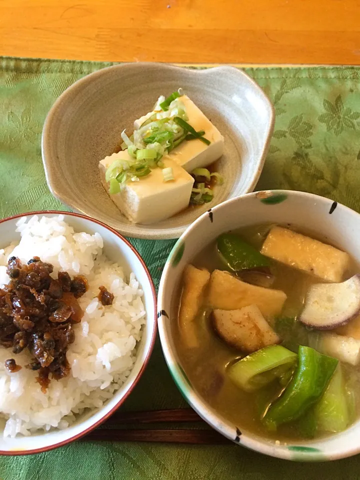 Snapdishの料理写真:冷や奴だけでは淋しくて、シジミ佃煮、朝ご飯。|hiromangeさん