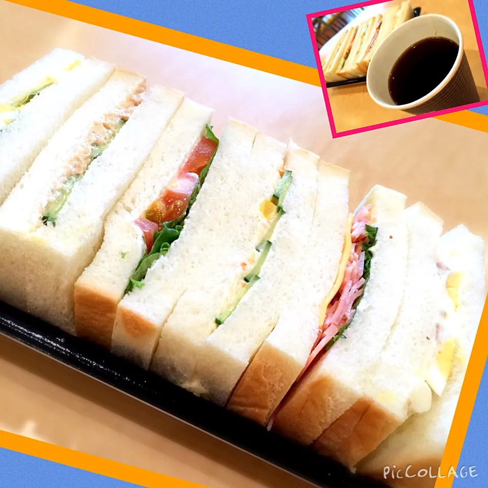 Snapdishの料理写真:★朝食！🎵サンドイッチにコーヒー☕️フードコートでチャチャッと済ませちゃいました😁|しんやさん