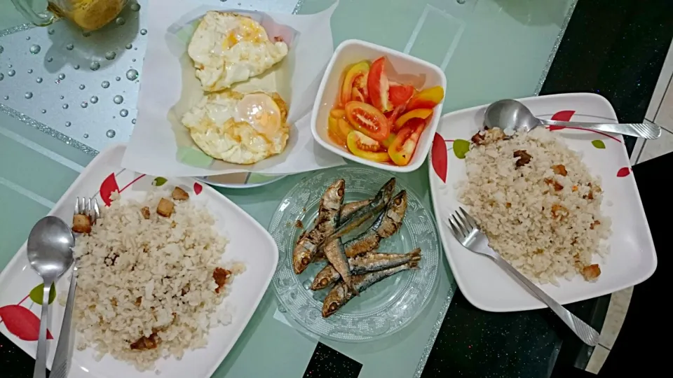 Snapdishの料理写真:fried rice, tomato, sunny side up egg and dried fish for breakfast|bonnieさん