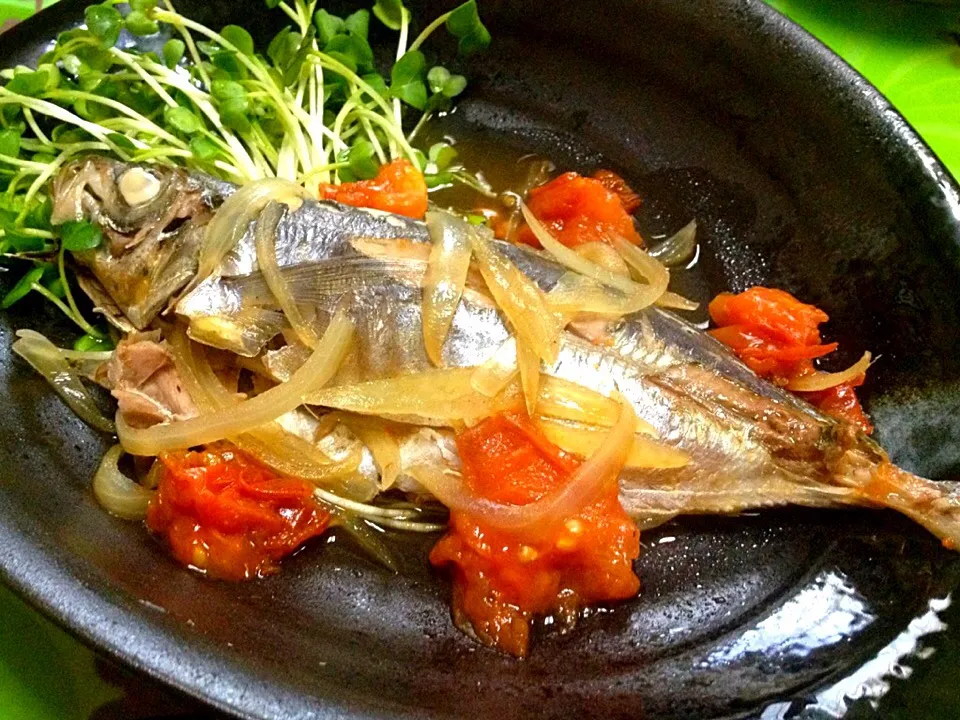 Snapdishの料理写真:✨Japanese mackerel simmered with tomatoes ,onion&fish sauce😋PINANGAT na ALUMAHAN フィリピン料理..アジ、トマト🍅と玉ねぎを煮込んだ料理...味の決め手はナンプラー です😋✨|🌺Sanntina🌺さん