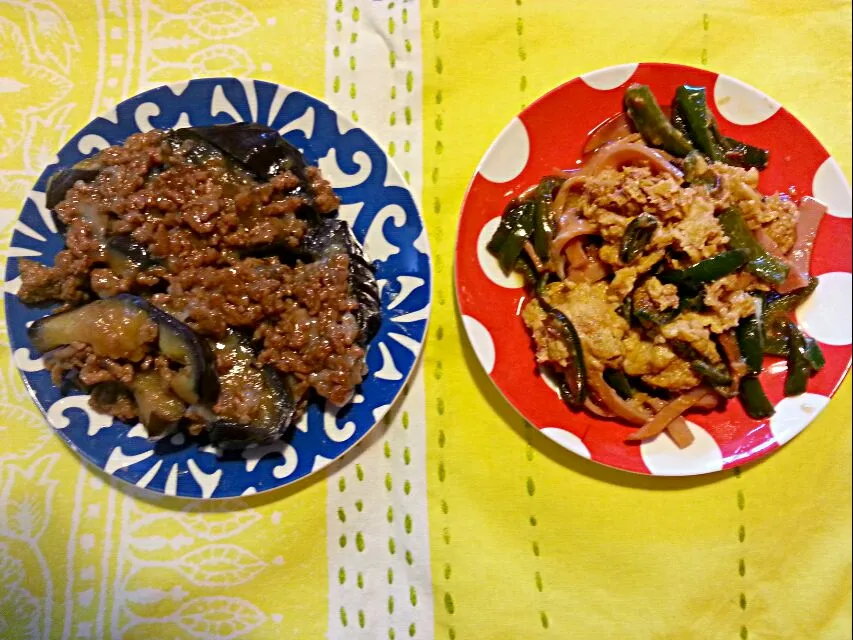 夜食。なすとミンチのオイスター炒めと卵とピーマンとハムのケチャップ炒め。|エリカさん