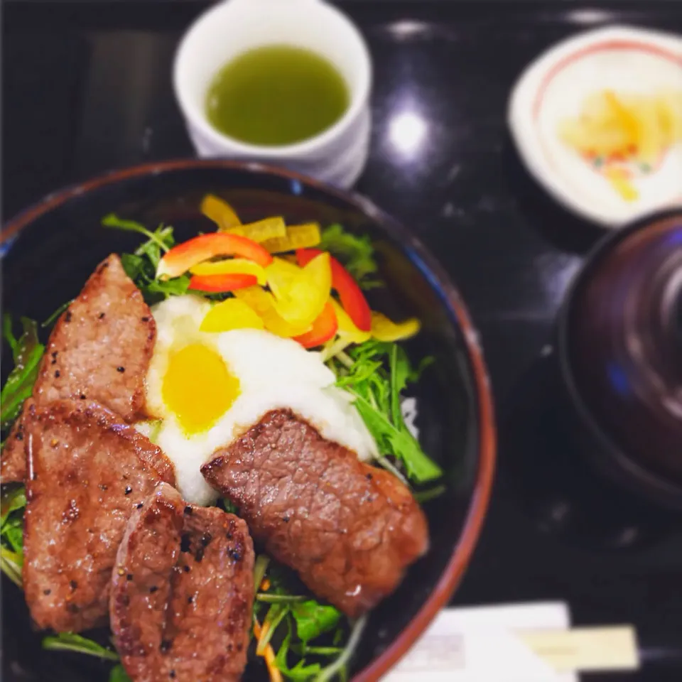 Snapdishの料理写真:氷見牛ステーキとろろ丼|どんぐりやろうさん