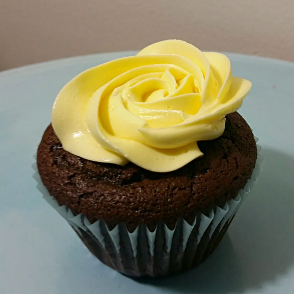 Snapdishの料理写真:Dark Chocolate cupcakes with Coconut French Buttercream|Allie Sanfordさん