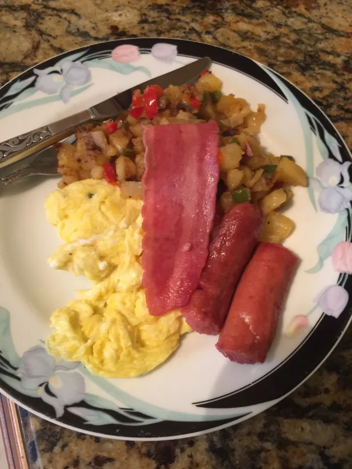 Snapdishの料理写真:Breakfast-eggs, turkey bacon, sausage, hash browns.|Richard Thompsonさん