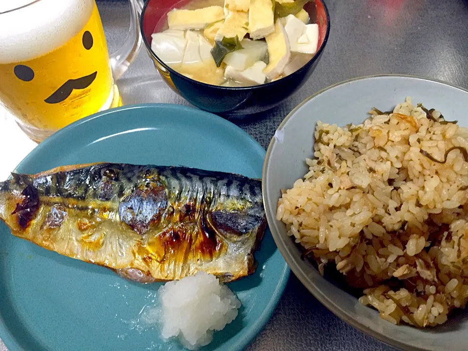 焼き魚「塩サバ昆布仕込み」、炊き込み御飯「ツナと塩昆布」、具沢山味噌汁「人参、大根、京揚げ、豆腐、ワカメ、ネギ」|神龍さん