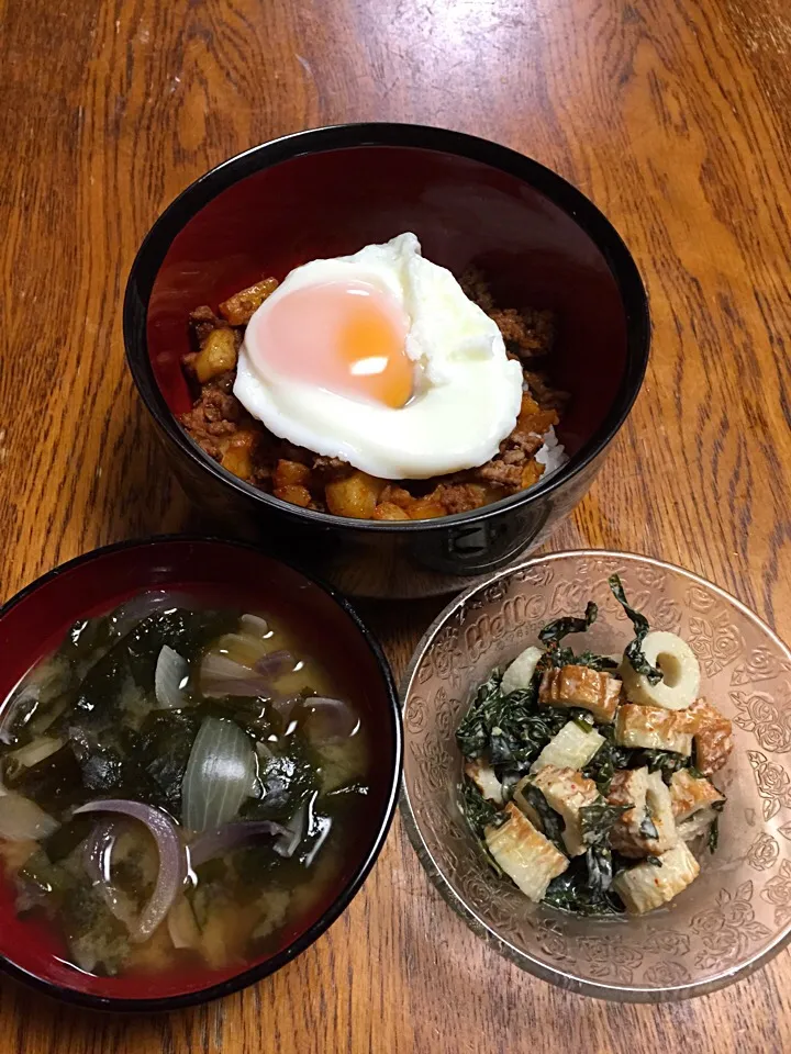 ひき肉とじゃがいもとポーチドエッグのせ丼野菜たっぷり味噌汁、竹輪とワカメの和え物|藤井順子さん