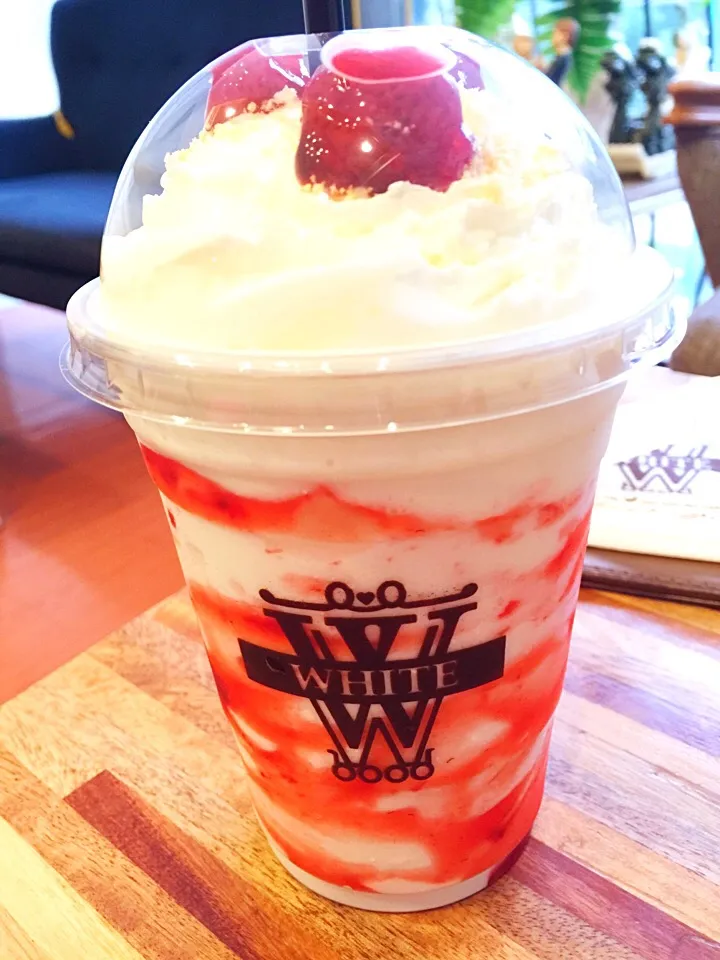 Snapdishの料理写真:Strawberry Cheese Frappe|Aomさん