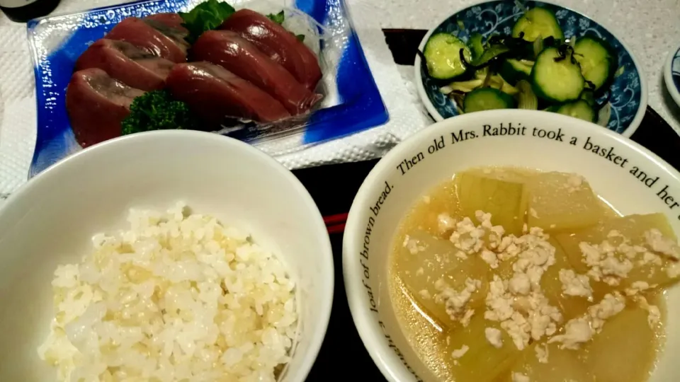 かつおの刺身と冬瓜と鶏ひきのあんかけ、うちで採れたゴーヤとみょうがにきゅうりで昆布と和物。|あまねさん