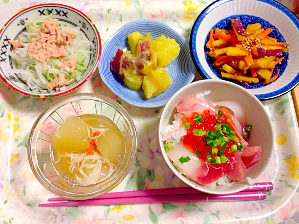 Snapdishの料理写真:晩ごはん プチ海鮮丼 大根ツナサラダ カモウリのたいたん さつまいものマーマレード煮ときんぴら|Louipuさん