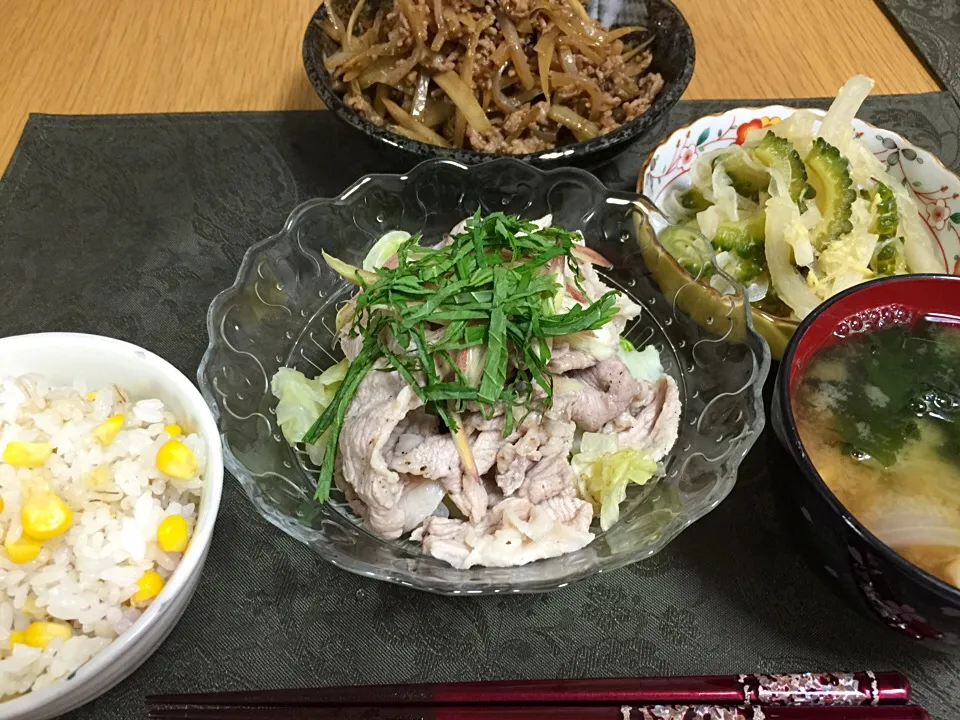 豚しゃぶサラダ、きんぴらごぼう、ゴーヤと大根のマリネ、とうもろこしご飯、お味噌汁。|Angie44さん