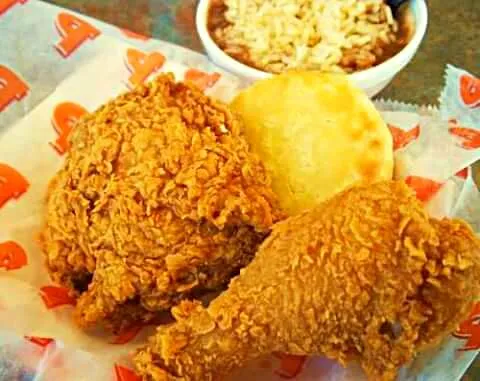 Chicken From PopEyez Chicken Restaurant  Rice and Red Beans  And  A Biscuit|Sheila Harrisさん