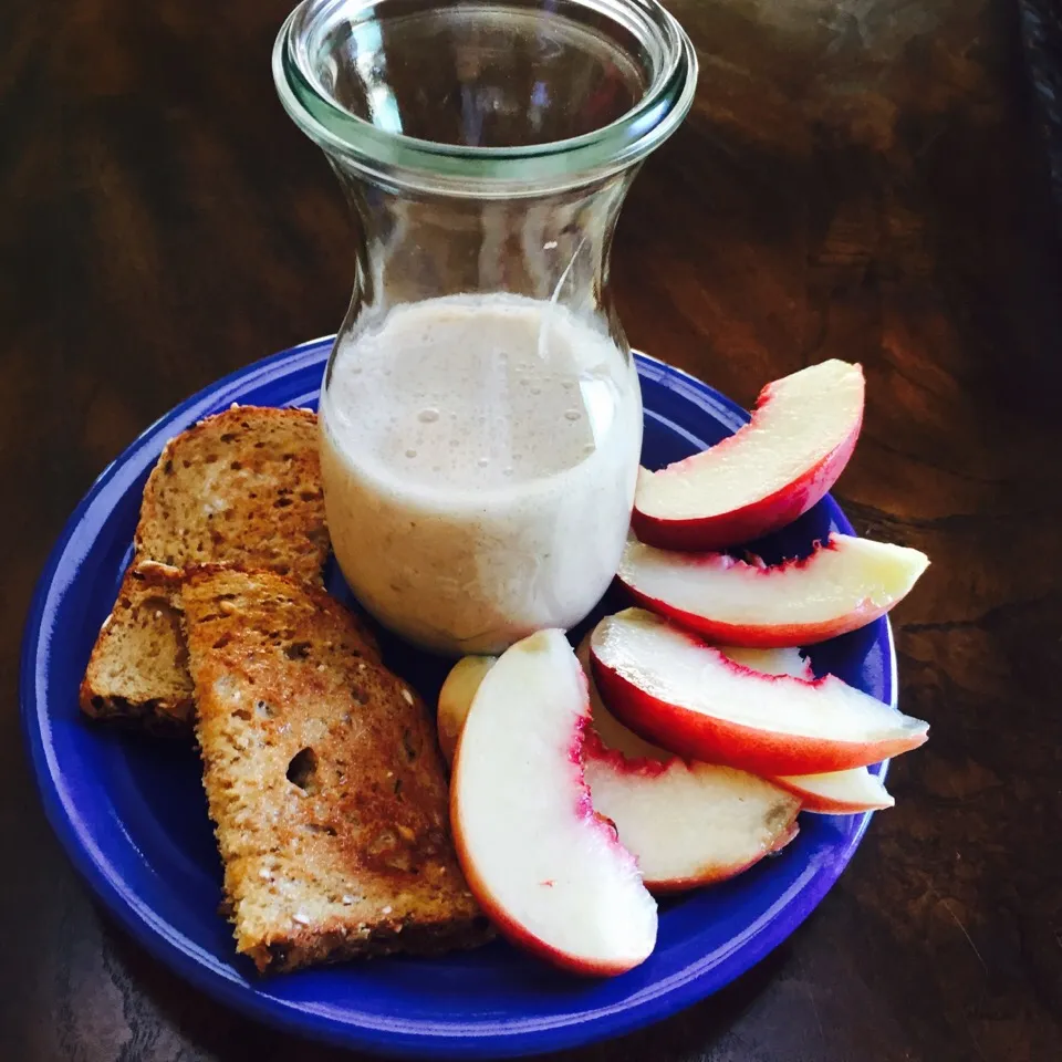 Whole wheat toast with earth balance butter, 1/2 white peach & a breakfast smoothie (almond milk, banana, date, walnuts, cinnamon)|victoria valerioさん