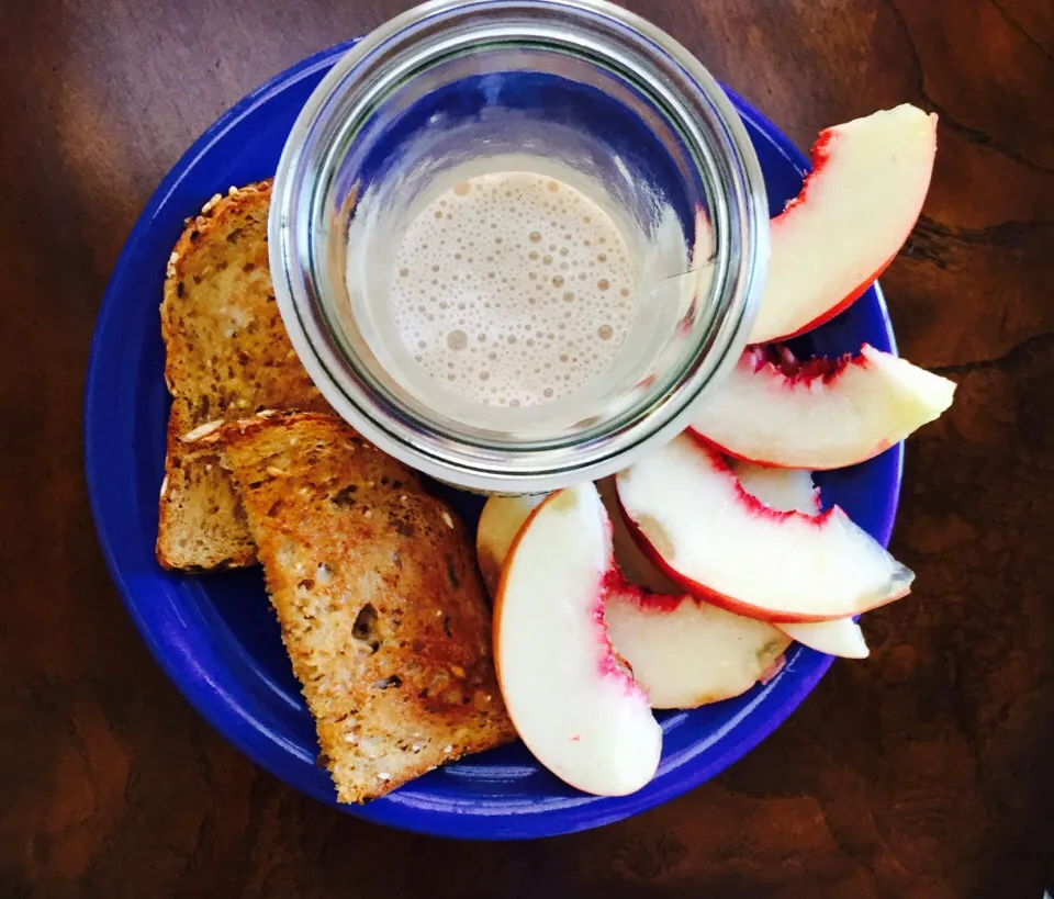 Whole wheat toast with earth balance butter, 1/2 white peach & a breakfast smoothie (almond milk, banana, date, walnuts, cinnamon)|victoria valerioさん