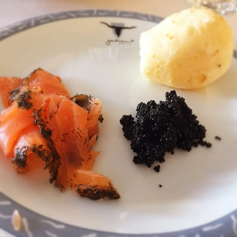 Snapdishの料理写真:Caviar, Salmão defumado e pão de queijo|ana luさん