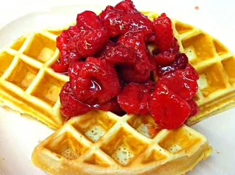 Buttermilk  Waffles W/ Homemade  Strawberry And Raspberry Preserves|Sheila Harrisさん