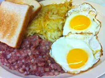 Corn Beef Hash, Sunny Side Up Fried Eggs, Toast, Shoestring  Cut Hash Brown Potatoes|Sheila Harrisさん