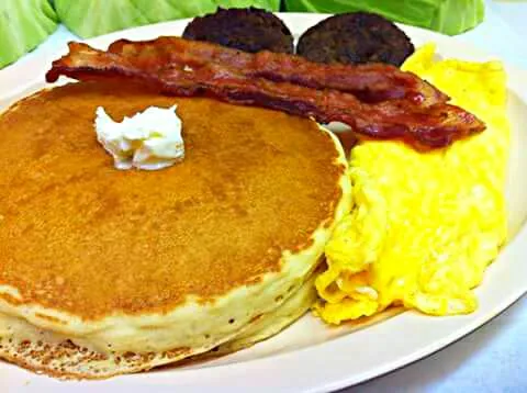 Hot Cakes  W/ Butter, Scrambled  Eggs, W/ Turkey Bacon And Turkey Sausage....Mmmmm|Sheila Harrisさん