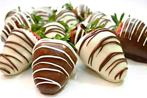 White Chocolate And Dark Chocolate  Covered Strawberries With Swivels of Chocolate  on Top....|Sheila Harrisさん