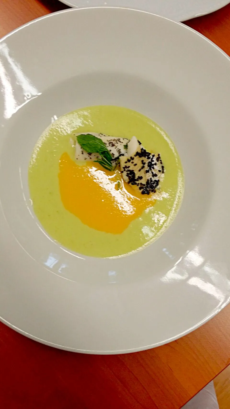 branzino saltato in padella con menta burro ginepro e rivestito croccante uno di semi di sesamo neri l altro di semi di papavero . su crema di zucchine e crema |Giuseppe Ku Caputoさん