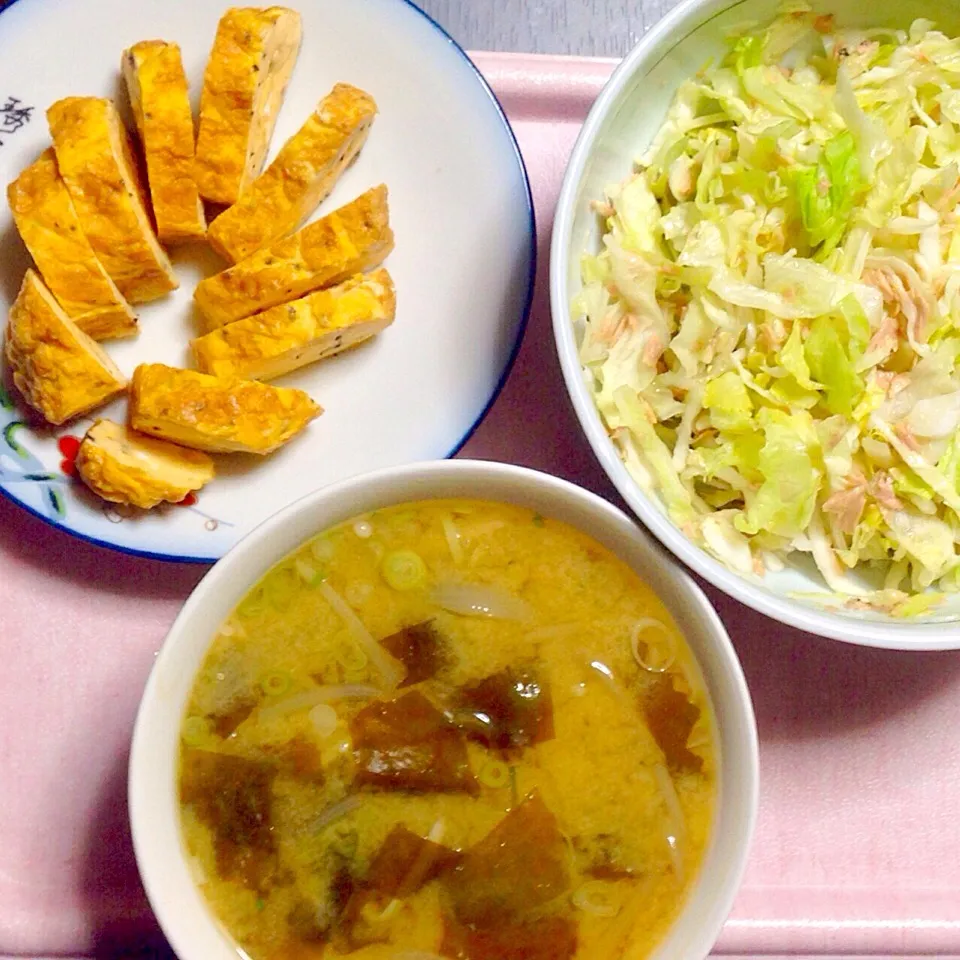 Breakfast > Portion Control '0' : Appetite '1' 😐but😋 "Egg roll, Tuna Salad & Veg filled Miso soup"|H3L1DAさん