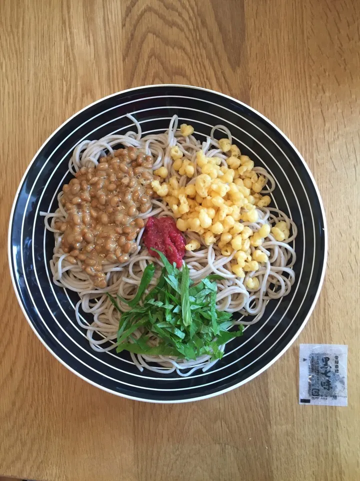 今日の朝蕎麦。揚げ玉・大葉・納豆・たたき梅。 #朝蕎麦 #soba|MORiさん