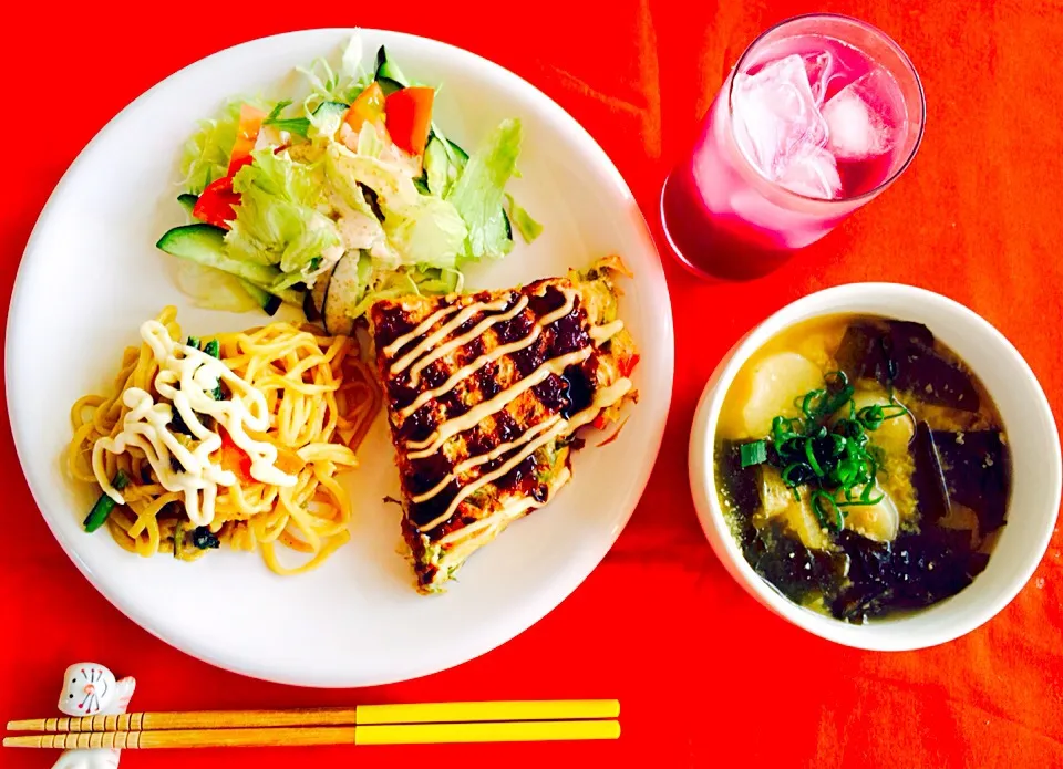 朝ご飯は勝負飯^_^ワンプレート✌️野菜サラダ＆味噌味焼きそば・お好み焼き野菜たっぷり入っています^_^ごちそう様^_^💓👍|はみちゃんさん