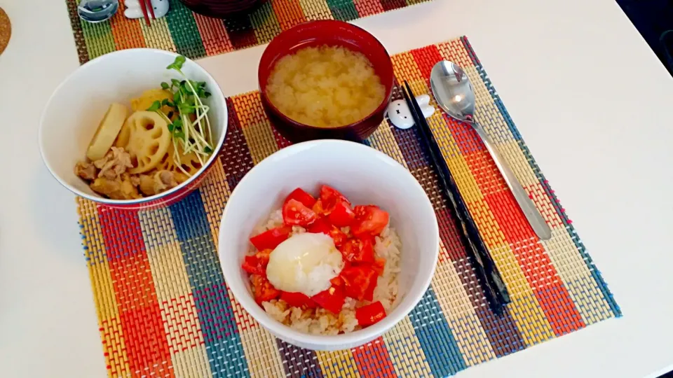 今日の昼食 トマトごはん、鶏肉と野菜のお酢でさっぱり煮、玉ねぎの味噌汁|pinknari🐰🌈さん