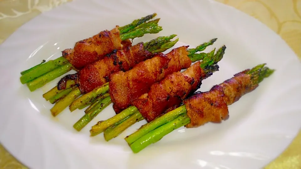 Snapdishの料理写真:Bacon Wrapped Asparagus|Rinielさん