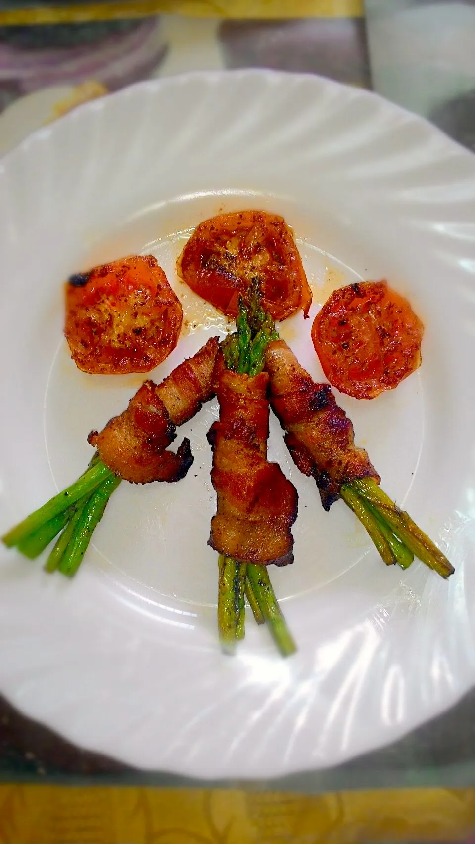 Bacon Wrapped Asparagus with Tomatos|Rinielさん