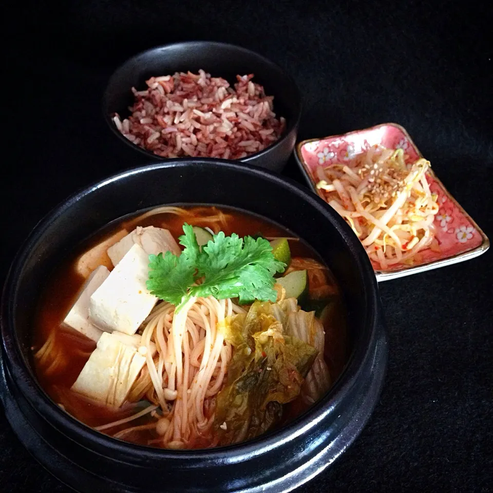 Spicy kimchi tofu stew, marinated beansprouts, multigrain rice|coxiella24さん