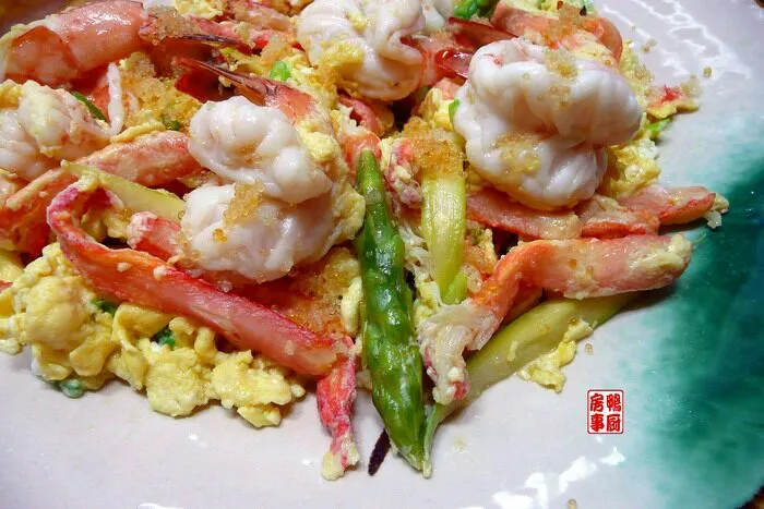 海皇炒蛋 - scrambled egg with snow crab legs, prawn, asparagus and flying fish roe.|steven z.y.さん