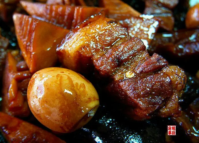 Snapdishの料理写真:红烧肉 - braised pork belly in dark soy and wine sauce.|steven z.y.さん