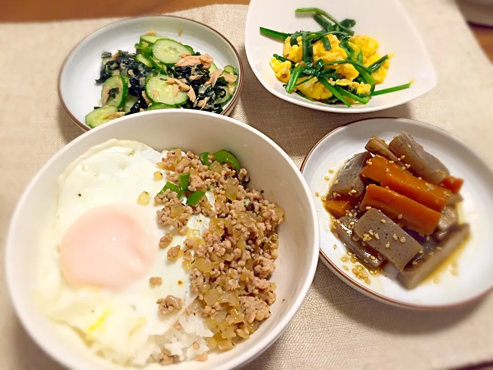 ⚫︎ガパオライス ⚫︎ごぼう人参こんにゃく煮 ⚫︎きゅうりとわかめツナ和え ⚫︎ニラ玉|ぷみさん