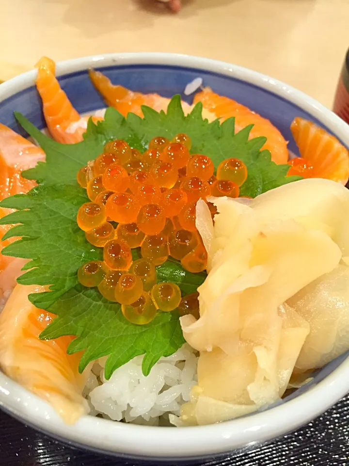 サーモンといくらの親子丼|ずさん