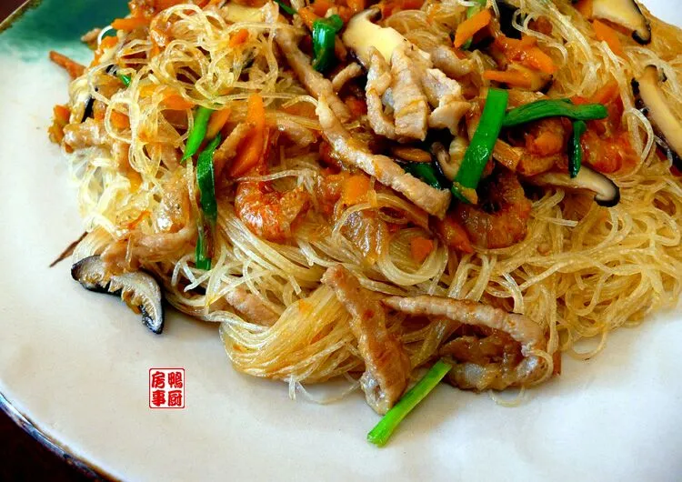 金瓜米粉。。。rice vermicelli with pork, dried shrimp and pumpkin.|steven z.y.さん