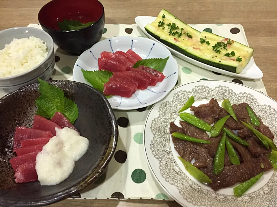 Snapdishの料理写真:まぐろ山かけ&刺身・牛肉と自家製きぬさや塩コショウ炒め・ズッキーニボート・ツルムラサキのお吸い物|まーままさん