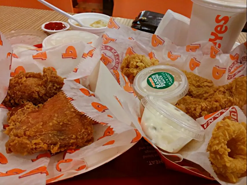 Fried Chicken, Assorted Seafoods, Fish, Coleslaw, Biscuit, Whipped Potatos @ Popeye's|FooDin'sさん