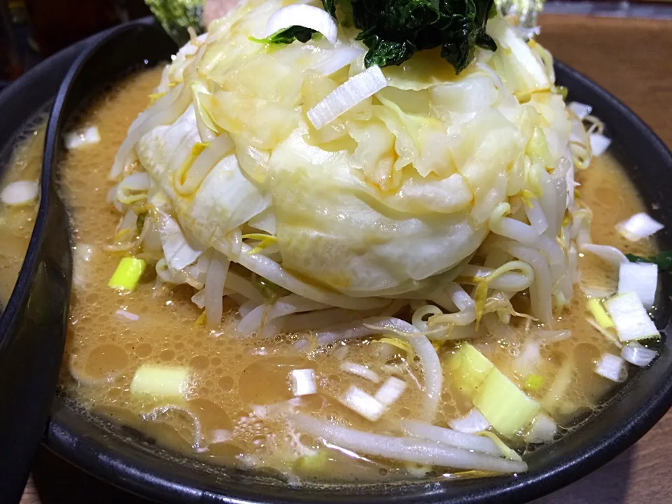 Snapdishの料理写真:ドカ盛り野菜ラーメン かため こいめ|tecklさん