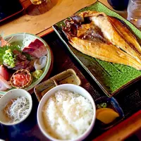 Snapdishの料理写真:お刺身とホッケ定食|yasukoさん