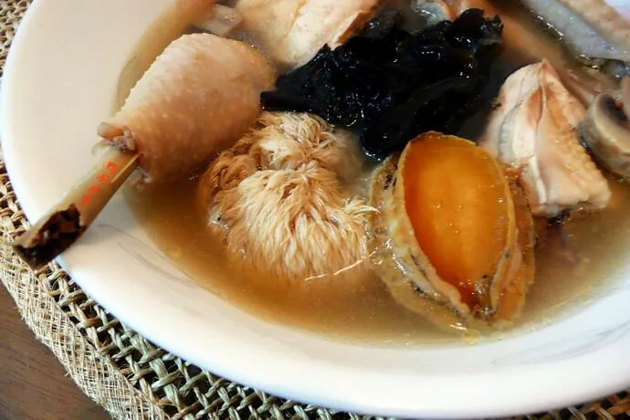 菌菇鲍鱼鸡汤。。。chicken soup with abalone and mushrooms|steven z.y.さん