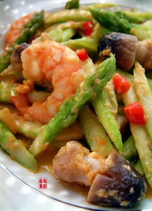 黄金芦笋虾。。。stir-fried asparagus and shrimp in salted duck egg yolk...2|steven z.y.さん