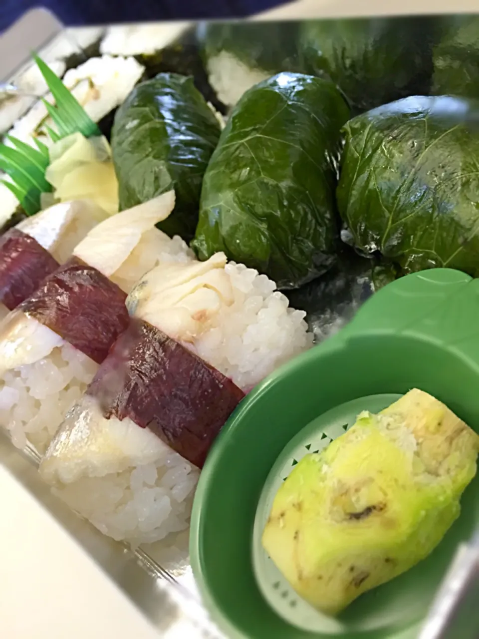 Snapdishの料理写真:三島駅の名物駅弁。港あじ鮨！生ワサビが入っています。|Tomyさん